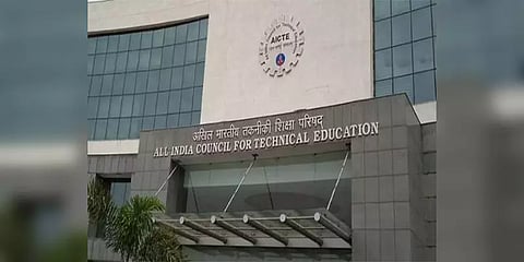 பொறியியல் படிப்புகளுக்கான கட்டணம் அதிகபட்சமாக ரூ.75 ஆயிரம் அளவுக்கு அதிகரிப்பு - ஏஐசிடிஇ