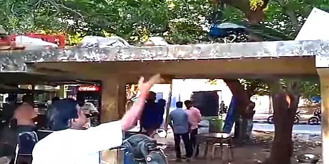 ராமநாதபுரம்: இரை தேடி வரும் மயிலுக்கு உணவளிக்கும் டீக்கடைக்காரர்!