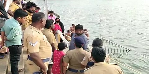 திருவாரூர்: தெப்பத் திருவிழா நடைபெறும் நிலையில் இருவர் குளத்தில் மூழ்கி உயிரிழப்பு