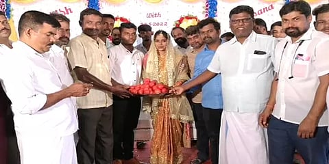 கோவை: மணமக்களுக்கு தக்காளியை பரிசாக வழங்கிய விஜய் மக்கள் இயக்கத்தினர்!