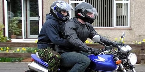 சென்னை: பைக்கில் பின்னால் அமர்பவர்களுக்கும் ஹெல்மெட் கட்டாயம்... மீறினால் அபராதம்