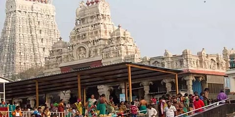 திருச்செந்தூர் முருகன் கோயிலில் பக்தர்கள் ஊழியர்களுக்கிடையே தள்ளுமுள்ளு