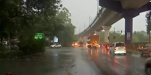 சூறைக்காற்றால் குளிரும் டெல்லி! விமான சேவைகள் பாதிப்பு