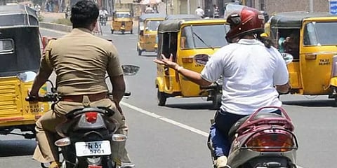 “போலீஸ்கூட ஹெல்மெட் அணியாமல் செல்கிறார்களே?”-இணையத்தில் குவிந்த பதிவுகள்..பதிலளித்த ஆணையர்