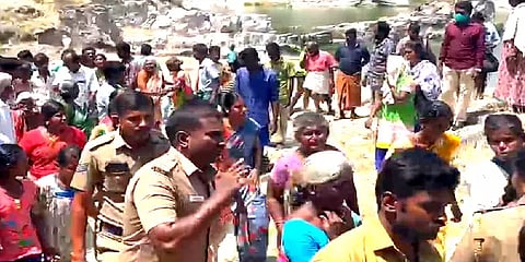 ஆற்றின் பாறைக்குழியில் சிக்கிய மகளின் தோழியும், காப்பாற்ற சென்ற தாயும் பலியான சோகம்