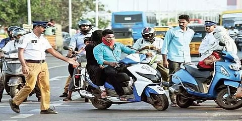 பின் இருக்கையில் அமர்ந்து செல்பவருக்கும் ஹெல்மெட் - ஒரே நாளில் 2023 வழக்கு பதிவு