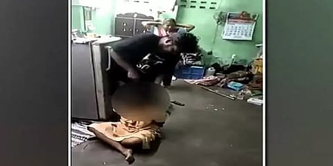 மனைவியின் கைகளை கட்டிப்போட்டு தலைமுடியை அறுக்கும் கணவன் - அதிர்ச்சி வீடியோ