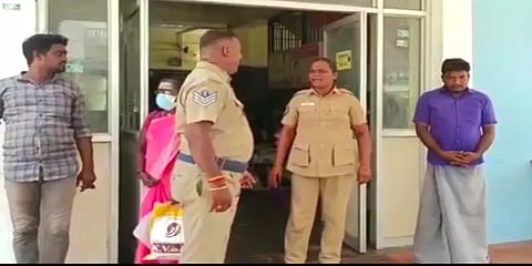 தீக்குளிக்க முயன்ற மாற்றுத்திறனாளி.. காப்பாற்றச் சென்ற காவல் ஆய்வாளருக்கு நேர்ந்த பரிதாபம்