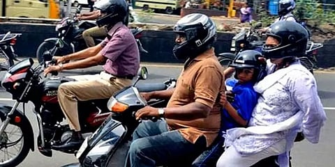 பைக்கின் பின் சீட்டில் பயணிப்பவர்களுக்கும் ஹெல்மெட் கட்டாயம் - சென்னை காவல்துறை எச்சரிக்கை
