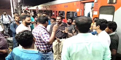டிக்கெட் இன்றி ரயில் முன்பதிவு பெட்டியில் ஏறி வடமாநிலத்தவர்கள் அட்டகாசம்
