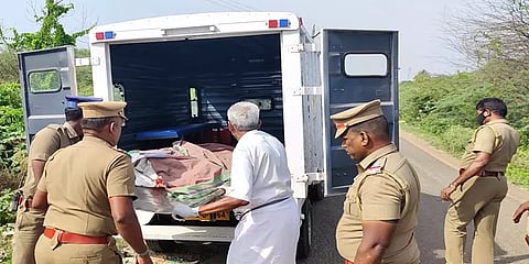 தலை கைகள் இன்றி எரிந்த நிலையில் கிடந்த ஆண் சடலம்: அச்சத்தில் பொதுமக்கள்