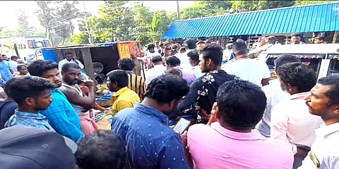 நாகை: டெம்போ வாகனத்தில் மீன் விற்கச் சென்ற மீனவப் பெண்ணுக்கு நேர்ந்த பரிதாபம்