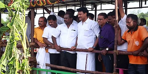 துவாக்குடி அங்காளம்மன் கோயில் ஜல்லிக்கட்டு - பரிசுகளை தட்டித் தூக்கிய காளைகள்