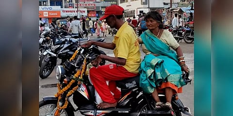 மனைவிக்கு முதுகுவலி! யாசகம் பெற்று சேர்த்த காசில் பைக் வாங்கி பரிசளித்து அசத்திய கணவன்!