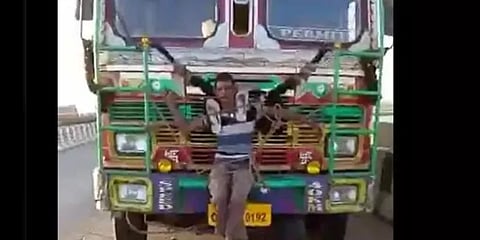 செல்போன் திருடியதாக கூறி இளைஞருக்கு கொடூர தண்டனை அளித்த லாரி ஓட்டுநர்கள்!