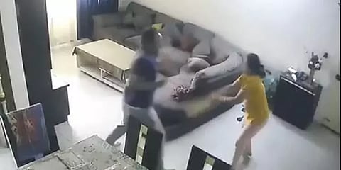 துரத்தி துரத்தி பேட்டால் அடித்த மனைவி; வலிதாங்காமல் ஓடிய கணவன் - சாட்சியான சிசிடிவி காட்சி