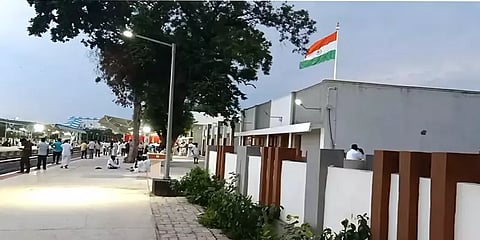 ரயில் வரவேற்பு விழா: தேனி ரயில் நிலையத்தில் விடிய விடிய பறந்த 'தேசியக் கொடி'!