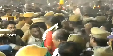 கோயில் திருவிழா பாதுகாப்பில் குளறுபடி? - தடுப்பு மீது ஏறிக்குதித்த எம்பி ஜோதிமணி!