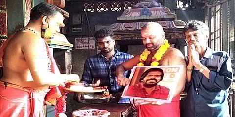 டி.ராஜேந்தர் நலம்பெற வேண்டி நடிகர் கூல் சுரேஷ் அங்கப்பிரதட்சணம்