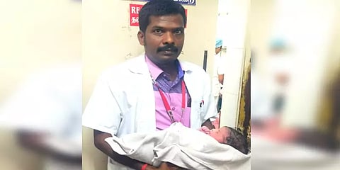 முட்புதரில் கிடந்த பிறந்து சில மணி நேரமே ஆன குழந்தை.. அருகிலேயே மயக்கமடைந்த நிலையில் தாய்!