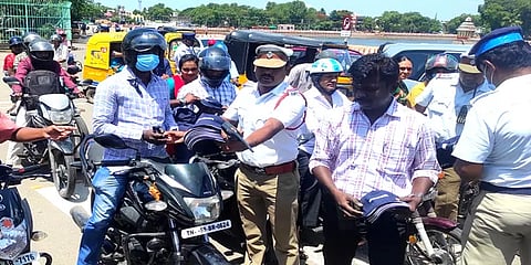 போக்குவரத்து விதிகளை பின்பற்றும் வாகன ஓட்டிகளுக்கு ’கூல்ரிங்ஸ்’ வழங்கிய காவல்துறை!