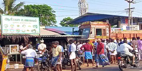 நாகை: ஓட்டுநரின் கட்டுப்பாட்டை இழந்து ஹோட்டலுக்குள் புகுந்த மணல் லாரி!