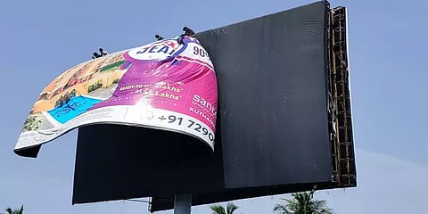 பூந்தமல்லி: கழன்று தொங்கும் பேனர்கள்; விபத்துக்கு முன் நடவடிக்கை எடுக்க வலியுறுத்தல்