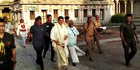 ஆளுநர் செல்லும்முன் திருவாரூர் கோயிலில் ஏற்பட்ட அசாதாரண சூழல்! சீர்செய்த காவல்துறை