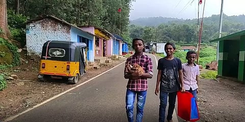 கால் உடைந்த ’நாட்டு நாய்’ குட்டி - சிகிச்சை அளிக்க 5 கி.மீ. தூரம் நடந்தே சென்ற சிறுவர்கள்!