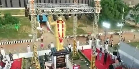 புதிதாக திறக்கப்பட்ட கருணாநிதி சிலையின் பீடத்தில் பொறிக்கப்பட்டுள்ள 5 கட்டளைகள்!