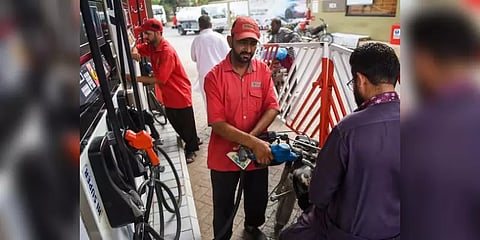 உச்சம் தொட்ட பெட்ரோல் விலை.. பாகிஸ்தான் அரசு எடுத்த புதிய முடிவு.. மகிழ்ச்சியில் மக்கள்!