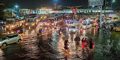 மதுரையில் பலத்த காற்றுடன் பரவலாக மழை; வெள்ளக்காடான மாநகரம்