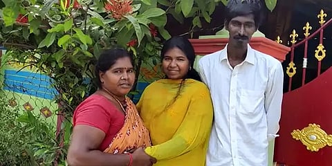 24 ஆண்டுகளாக மீன் சுத்தம் செய்யும் வேலை; போராடி மகளை ரஷ்யாவில் மருத்துவம் படிக்கவைத்த தாய்