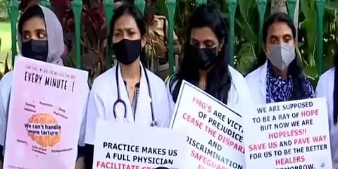 சீனாவில் மருத்துவம் பயிலும் தமிழக மாணவர்கள், பெற்றோர்கள் டெல்லியில் ஆர்ப்பாட்டம்