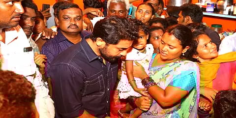 நாமக்கல்: விபத்தில் உயிரிழந்த ரசிகர் - நேரில் சென்று ஆறுதல் கூறி நடிகர் சூர்யா அஞ்சலி