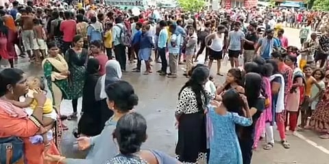 குற்றாலத்தில் குவியும் கூட்டம் - வரிசையில் நின்று குளிக்கும் சுற்றுலாப் பயணிகள்