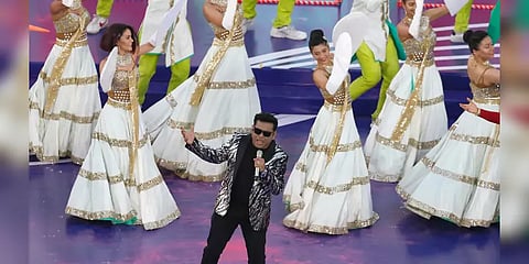 ஐபிஎல் நிறைவு விழா - 'நோ தமிழ்ப் பாடல்' ! முழுவதும் இந்திப் பாடல்களை பாடி அசத்திய ஏஆர்ஆர்