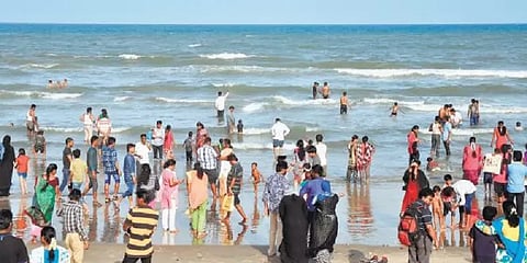 விடுமுறை தினம் - புதுச்சேரி கடற்கரையில் குவிந்த சுற்றுலா பயணிகள்