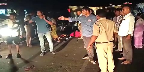 ஆந்திரா: நின்றிருந்த வாகனம் மீது மோதிய விபத்து: 9 பேர் பரிதாபமாக உயிரிழப்பு