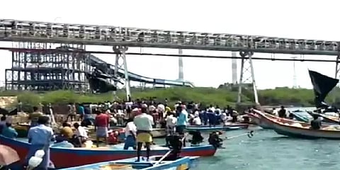 சுடுநீரை வெளியேற்றுவதால் மீன்வளம் பாதிப்பு: அனல்மின் நிலையத்தில் மீனவர்கள் போராட்டம்