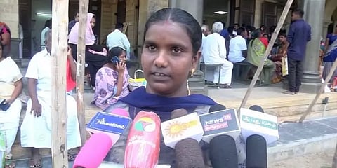 தனது தாய் வீட்டிற்கு மின் இணைப்பு வழங்கக்கோரி ஆட்சியரிடம் நூதன முறையில் மனு அளித்த பெண்