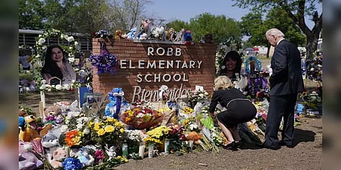 குழந்தைகள் மீது துப்பாக்கிச்சூடு:'ஏதாவது செய்யுங்கள்' என ஜோ பைடனை நோக்கி கூச்சலிட்ட மக்கள்