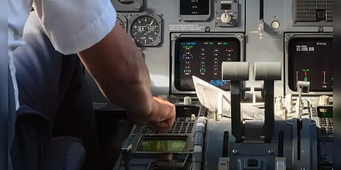 நடுவானில் அசந்து தூங்கிய விமானி: தீவிரவாதிகள் கடத்தியதாக பதறிப்போன அதிகாரிகள்!