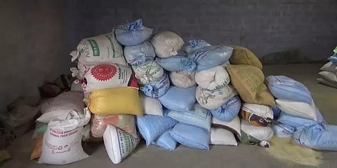 ஓமலூர் - பெங்களூரு ரேஷன் அரிசி கடத்தல்: 2 டன் அரிசி பறிமுதல்; மூவர் கைது