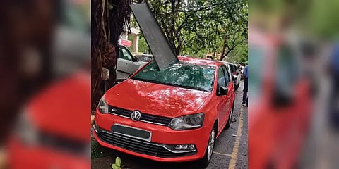 டெல்லியில் சூறைக்காற்றுடன் ஆலங்கட்டி மழை: கார்கள், வீடுகள் கடும் சேதம்!