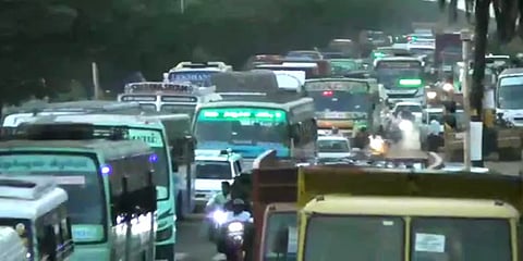 ரயில்வே கேட் பழுது: கூடுவாஞ்சேரியில் கடும் போக்குவரத்து நெரிசல்