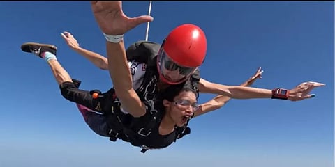 துபாயில் துஷாரா விஜயன்: ஸ்கை டைவிங் செய்து அசத்தல்