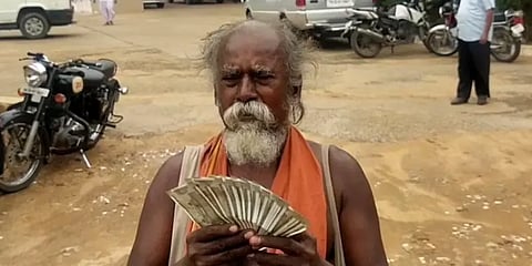 திருச்சி: யாசகம் பெற்ற பணத்தில் இலங்கை தமிழர்கள் துயர்நீக்க தானம் வழங்கிய யாசகர்