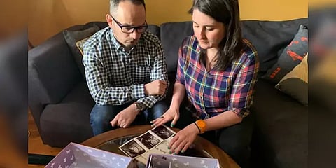 மருத்துவமனையின் அலட்சியம்: இறந்து பிறந்த குழந்தையை ஃப்ரிட்ஜில் வைத்த பெற்றோர்