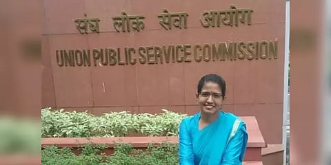 கடன் தொல்லையால் தந்தை தற்கொலை - குடிமைப்பணி தேர்வில் மகள் தேர்ச்சி